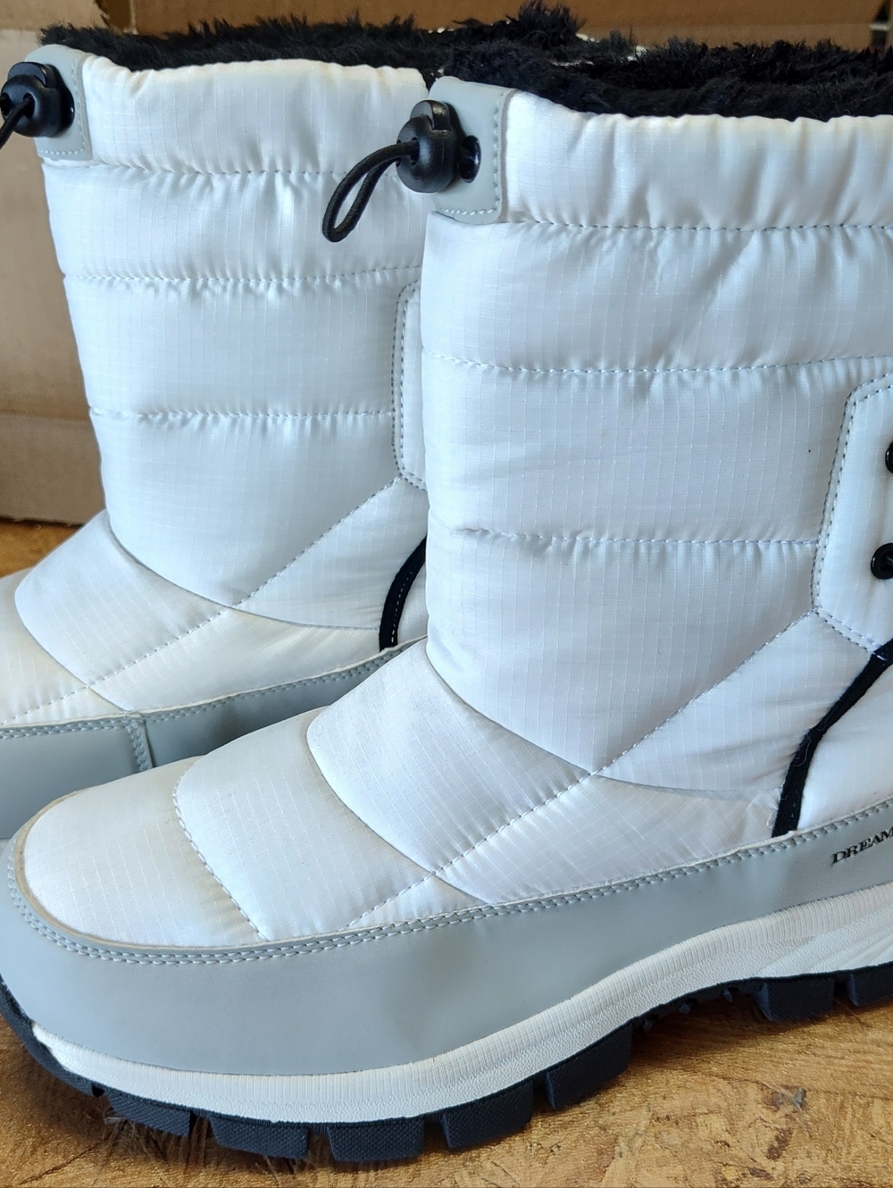 Women's Size 9 Dream Pairs White Boots with Black Trim-New